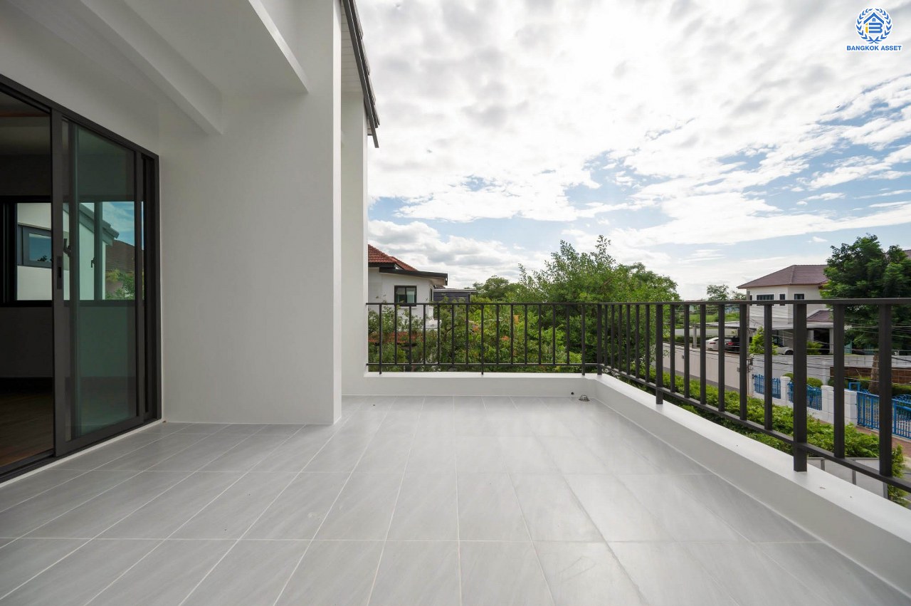 บ้านเดี่ยวฟิลคฤหาสน์มือสองตกแต่งใหม่ แบรนด์ LH ดีไซน์สุดหรูหรา โครงการ ลดาวัลย์ ปิ่นเกล้า เนื้อที่ 178.6 ตร.ว. บนพื้นที่ใช้สอยถึง 651.84 ตร.ม. ฟังก์ชันจัดเต็ม 5 ห้องนอน 7 ห้องน้ำ  1 ห้องแม่บ้าน จอดรถได้ถึง 3 คัน ทำเลศักยภาพติดถนนบรมราชชนนี เชื่อมต่อหลายเส้นทาง ใกล้มหาวิทยาลัยมหิดล และเซ็นทรัลศาลายา